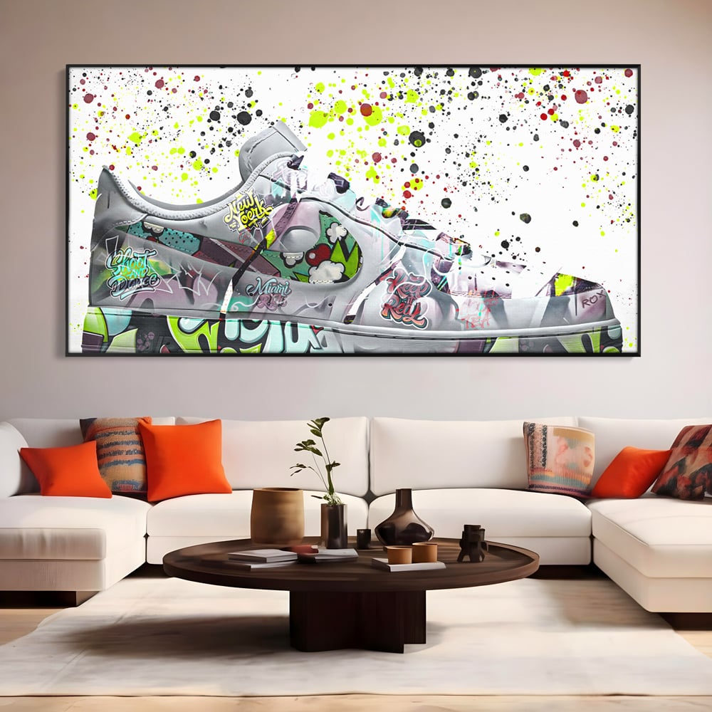 Tablou canvas cu tablou canvas cu adidasi graffiti, in rama de aluminiu negru, pe perete intr-un living